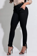 Calça Jeans Feminina Preta Que Não Desbota Modeladora Com Detalhe Na Barra JEB106